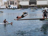 Decenas de jóvenes y niños toman El Charco de San Ginés para participar en la tradicional cucaña