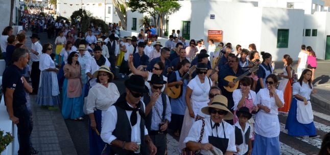 Agrupaciones, parrandas y 17 carros participaron en la romería de San Bartolomé