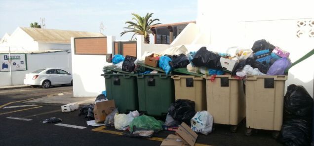 Un vecino de Playa Honda, harto de vivir con contenedores llenos de basura a las puertas de su casa