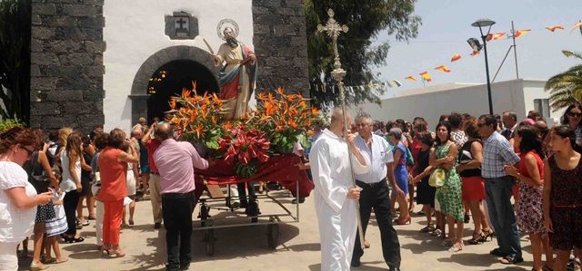 La procesión en honor a San Bartolomé llenó las calles del pueblo en el día grande de sus fiestas