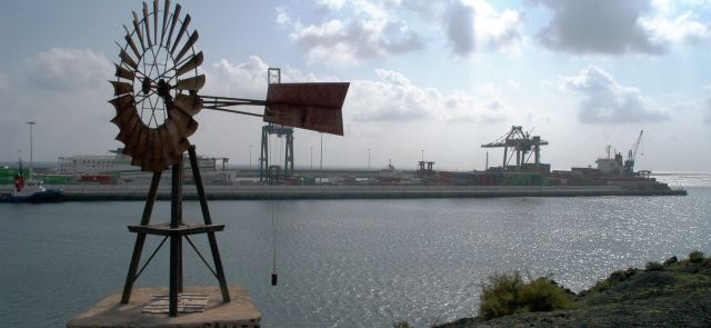 El Ministerio de Fomento accede a prorrogar por seis meses la conexión marítima que une Lanzarote y Fuerteventura con Cádiz