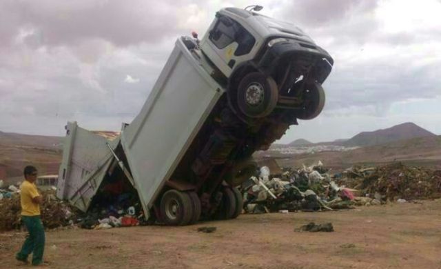 Un percance de un camión de recogida de residuos deja una insólita imagen en Zonzamas