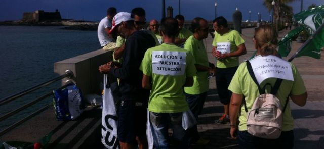Arrecife niega que vaya a rescindir el contrato con Volconsa, mientras los trabajadores realizan una protesta dentro del Consistorio