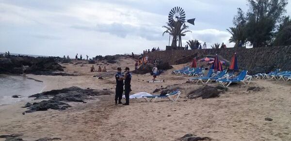 Muere una mujer de una parada cardiaca en la playa de El Jablillo de Costa Teguise