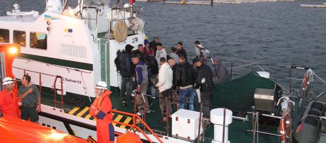 Localizada una patera con 21 de inmigrantes, cuatro de ellos menores, en las costas de Lanzarote