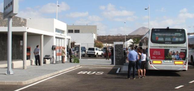 Inaugurado el intercambiador de guaguas de Puerto del Carmen, "fruto del trabajo de varios años" y de "tres consejeros" de Transportes