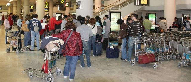 Dos turistas irlandesas detenidas en el aeropuerto de Lanzarote por alteración del orden público