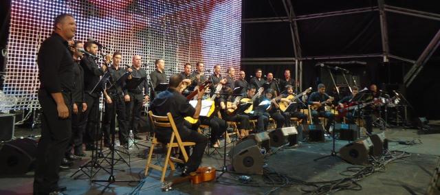 La música de Raíces y Los Parranderos puso el broche final a las fiestas de Los Dolores