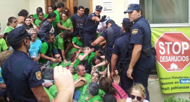 Tensión entre la Policía y los manifestantes que intentan evitar un desahucio en Arrecife