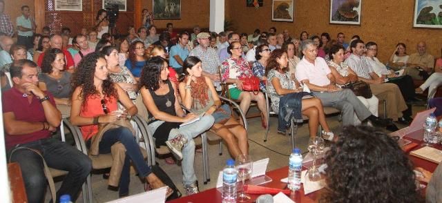 Cristina Almeida anima a los socialistas a seguir en la lucha por la igualdad y la participación ciudadana