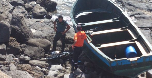 La Policía Local localiza a un ocupante de la patera encontrada en Pechiguera