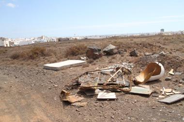 Una gran cantidad de escombros se acumula en Argana Baja