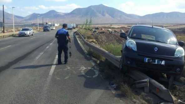 Herido leve en un choque entre dos vehículos en la carretera de Playa Blanca a Femés
