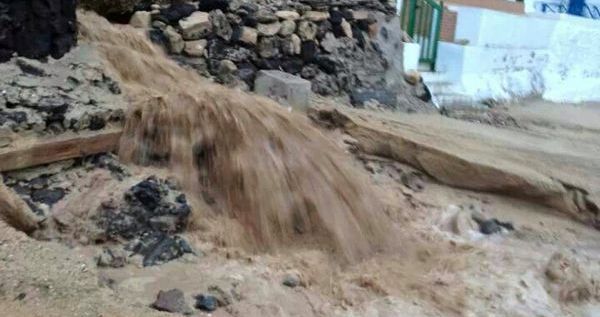 Las lluvias vuelven a llenar de aguas fecales varias calles de Arrecife y causan "destrozos" en La Graciosa