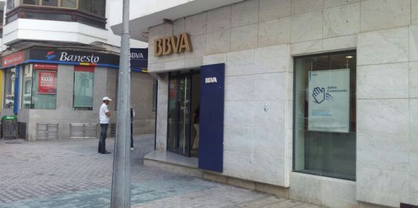 Detenido tras forzar la puerta de un banco en Arrecife y colarse dentro de madrugada