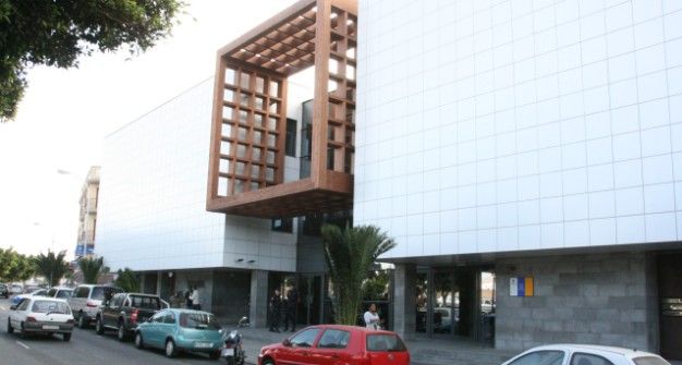 El Colegio de Abogados gana un pleito a un policía local de Arrecife, que quería ejercer de letrado