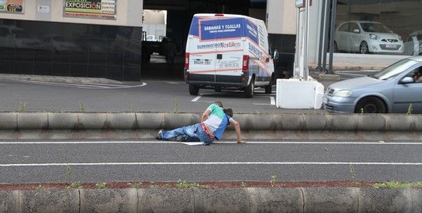 Un joven sufre un atropello en la carretera de Arrecife a San Bartolomé