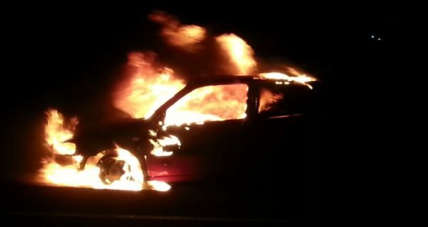 Arde un coche en la carretera de Playa Blanca
