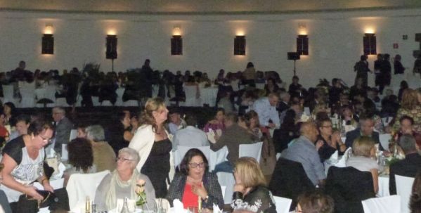 Más de 400 personas apoyan a AFOL en su cena benéfica