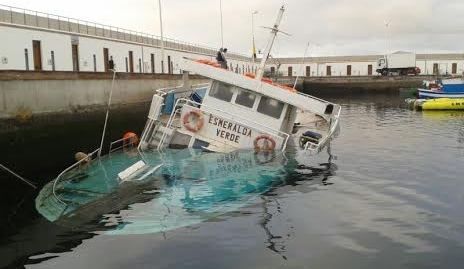 Voluntarios de Emerlan inspeccionan un barco que se ha hundido en La Tiñosa