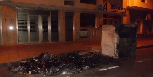 "Asustados e indignados" tras el cuarto incendio de contenedores frente a su edificio