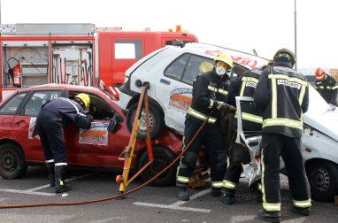 Los bomberos ponen en práctica sus conocimientos en la excarcelación de heridos durante un simulacro