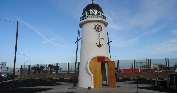 Un faro en recuerdo a los marineros del Cruz del Mar asesinados hace treinta y cinco años