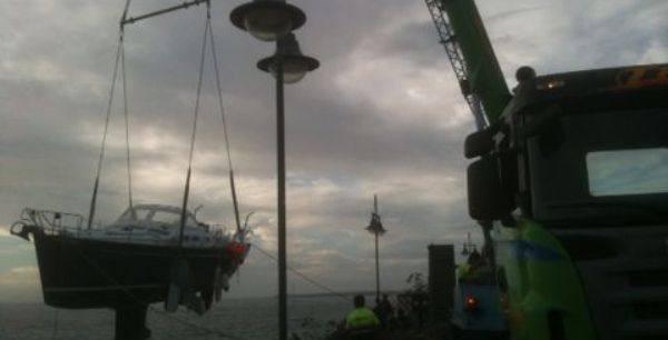 Protección Civil retira el velero que encalló el miércoles en playa Flamingo