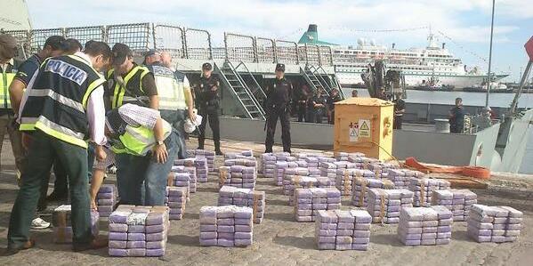 Interceptan a un velero a unas 500 millas de Canarias con más de 550 kilos de cocaína
