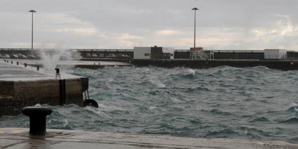 El tráfico marítimo, afectado por el fuerte oleaje y el viento que azota la isla