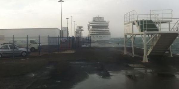 Un buque con material para el rodaje de la película de Ron Howard suspende su entrada al puerto de Arrecife