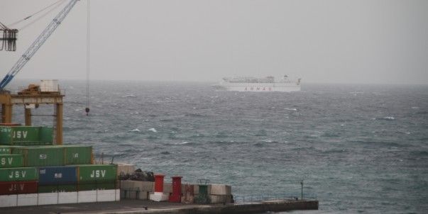 El puerto de Arrecife sigue con problemas pese a que no hay alertas activadas
