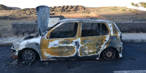 Un vehículo se incendia en el cruce de La Vegueta con El Peñón