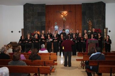 La Coral Polifónica San Ginés cantó a la Navidad en un acto en la iglesia de La Vega