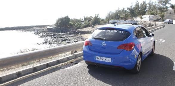 Rescatan a tres personas en apuros en la playa del Ancla en Costa Teguise