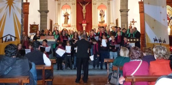 La Coral Los Gorfines canta a la Navidad en la iglesia de San Ginés