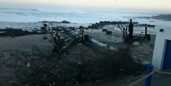 El fuerte temporal causa destrozos en el puerto de La Santa
