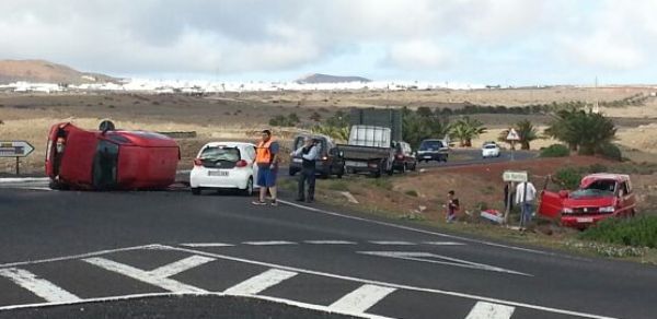 Un coche vuelca y otro se sale de la calzada en un accidente en la rotonda de Güime