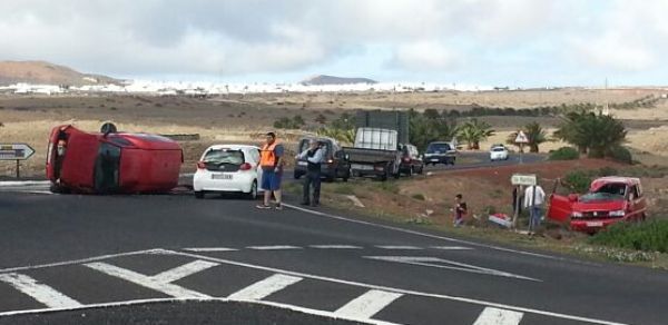 Un coche vuelca y otro se sale de la calzada en un accidente en la rotonda de Güime