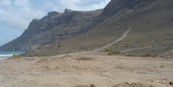 Un parapentista herido tras sufrir una caída en Famara