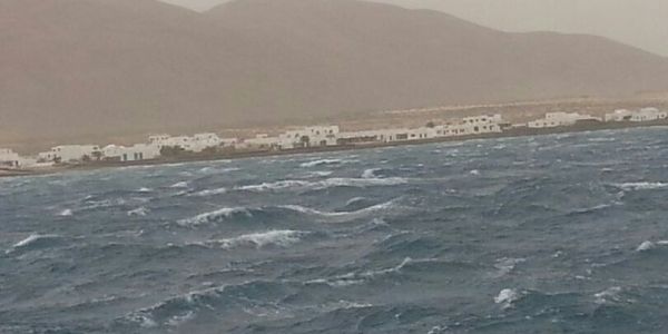 El fuerte oleaje obliga a suspender la ruta Lanzarote-La Graciosa e impide la salida de un crucero de Arrecife