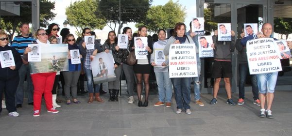 Unas 25 personas apoyan a Víctor Martín en un acto para exigir que se investigue el asesinato de su hermano