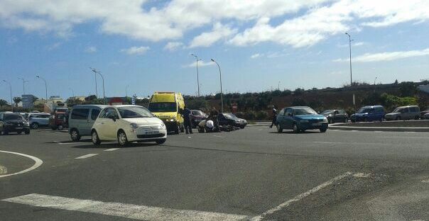 Un motorista herido en la rotonda de acceso a Playa Honda