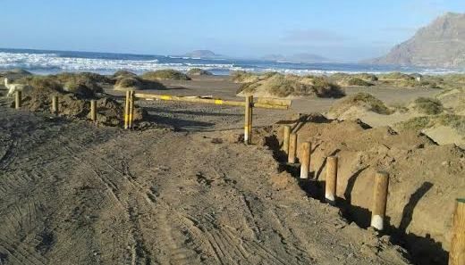 Betancort rechaza el cierre del acceso a la zona del Rincón de la playa de Famara que ha realizado Costas