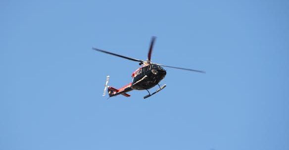 El helicóptero del GES rescata al ocupante de un ala delta de una zona de difícil acceso del Risco