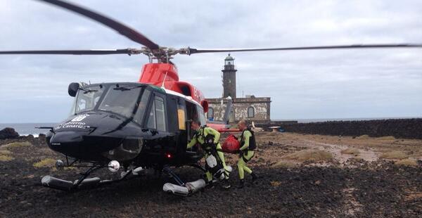 El helicóptero del GES rescata a los tripulantes de una embarcación que trabucó en la costa del islote de Alegranza