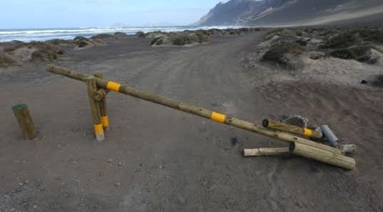 Costas repone la valla de acceso a la playa del Rincón de Famara