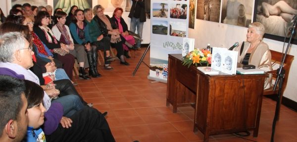 El público se vuelca con Lola Herrera en la presentación de su libro en Lanzarote