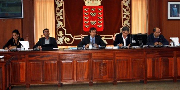 El grupo de gobierno del Cabildo decide retirar el proyecto para gravar el combustible ante la falta de apoyos
