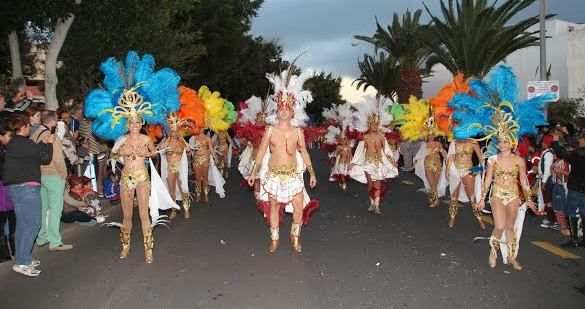 Carrozas y grupos carnavaleros invaden la Vía Medular de Arrecife